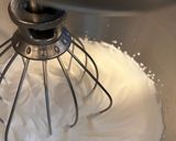 Mascarponés-áfonyás torta csokoládés piskótával recept fázis 7 fotója