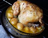 Une image de l'étape 11 de Poulet et pommes de terre fondantes rôtis aux herbes de Provence et huile d'olive 🍴.