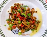 Gambar langkah 6 resipi 👩‍🍳Shimeji Mushroom with Butter and Soy.