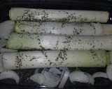 Foto del paso 3 de la receta: Salmón marinado al horno con guarnición de puerros