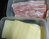 Foto del paso 1 de la receta: Caprichos de salchicha, bacon y queso frito