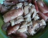 Foto langkah ke 1 dari resep Cumi Kecap Saos Tiram Cabe Ijo.