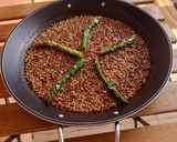 Foto del paso 13 de la receta: Arroz seco de pies de cerdo y gambas con espárragos