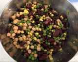 Foto del paso 3 de la receta: Ensalada colorida de legumbres y choclo