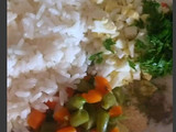 Ensalada de huevo y mimosa con verduras, atún