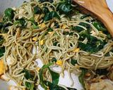 Foto langkah ke 3 dari resep Mie Tumis Bayam Brazil.