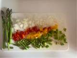 Pechuga de pollo con especias, verduras y huevo a la plancha