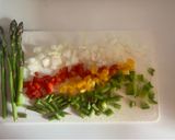 Foto del paso 4 de la receta: Pechuga de pollo con especias, verduras y huevo a la plancha
