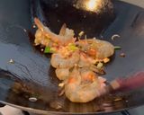 Foto langkah ke 5 dari resep Kwetiau Udang Kuah Saffron.
