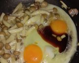 รูปขั้นตอนการทำที่ 3 ของ เห็ดยานางิผัดไข่ (Stir-Fried Yanagi Mushrooms with Eggs)