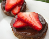 Foto del paso 4 de la receta: Bombones saludables de chocolate, café y frutillas