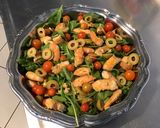 Une image de l'étape 5 de Salade de roquette aux crevettes, tomates, olives et ail.