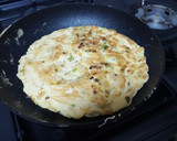 Foto del paso 3 de la receta: Tortilla de ajetes tiernos de la brigada espartana