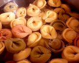 Színes tortellini sálata ágyon recept fázis 1 fotója