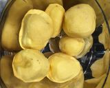 A picture of step 1 of Mashed potatoes (sided with tomato eggs) 🥔.