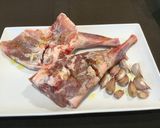Foto del paso 1 de la receta: Paletilla y pierna de lechazo asado en olla lenta