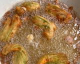 Une image de l'étape 5 de Beignets de fleurs de courgettes.