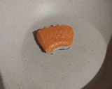 Foto langkah ke 2 dari resep Salmon Panggang Tanpa Minyak - Mpasi 1 Tahun (Hana 21 Bulan).
