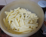 Foto del paso 2 de la receta: Papas fritas con huevo frito, salchichas y salsa de tomate