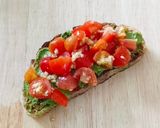 Gambar langkah 4 resipi Pesto Tomato Bruschetta.