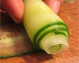 Csavart tejfölös uborkasaláta recept fázis 2 fotója