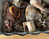 Foto del paso 2 de la receta: Caldo de huesos horneados