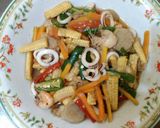 Foto langkah ke 4 dari resep Oseng putren (baby corn) seafood meriah.