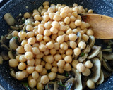 Foto del paso 4 de la receta: Salteado de garbanzos y champiñones