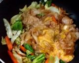 รูปขั้นตอนการทำที่ 6 ของ ก๋วยเตี๋ยวผัดซีอิ้วเนื้อ