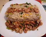 صورة لخطوة 2 من وصفة جمبري بالارز المقلي 🍝🍴