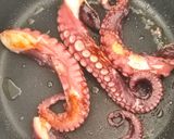 Foto del paso 1 de la receta: Guiso de Pulpo con Patatas en Salsa de Tomate, Humo y Café