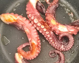 Foto del paso 1 de la receta: Guiso de Pulpo con Patatas en Salsa de Tomate, Humo y Café