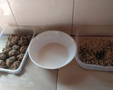 Gambar langkah 1 resipi Kuih Bom bijan hitam.