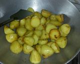 A picture of step 3 of Dum Aloo.