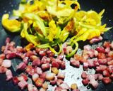 Foto del passaggio 1 della ricetta Pasta con fiori di zucchina e pancetta