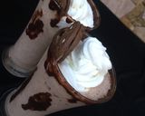 A picture of step 4 of Oreo milkshake.