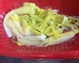 Une image de l'étape 5 de Nids de jeunes poireaux sauce cornichons oignons.