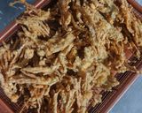 Foto langkah ke 5 dari resep Jamur Enoki Crispy #638.