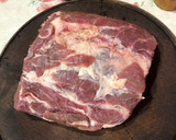 Foto del paso 1 de la receta: Bondiola a la olla con morrón y cebolla 😋