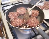 A picture of step 5 of Beef Burger.
