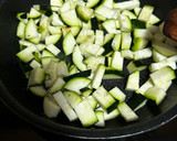 Foto del paso 1 de la receta: Tortilla de calabacín con claras