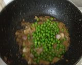 A picture of step 5 of Mushroom Shimla Matar.