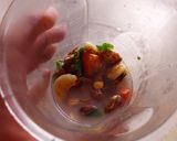 Foto del paso 9 de la receta: Cazuela de merluza con espárragos, olivas negras y picada de almendras