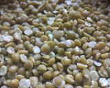 Foto del paso 1 de la receta: Buñuelos de arvejas partidas con salsa de zapallo camote