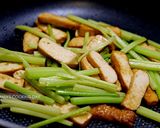 香芹炒豆干 - 適合炎夏的餐桌料理的食譜步驟3照片