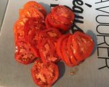 Une image de l'étape 1 de Salade de tomates et concombres au jambon et roquefort.