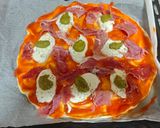 Foto del paso 4 de la receta: Pizza casera de mozzarella di búfala jamón y pesto