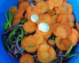 Foto del paso 9 de la receta Cebollas moradas encurtidas con guindillas y zanahorias