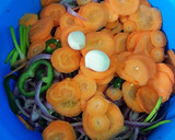 Foto del paso 9 de la receta: Cebollas moradas encurtidas con guindillas y zanahorias