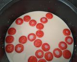 Une image de l'étape 1 de Panna cotta fraise tagada.